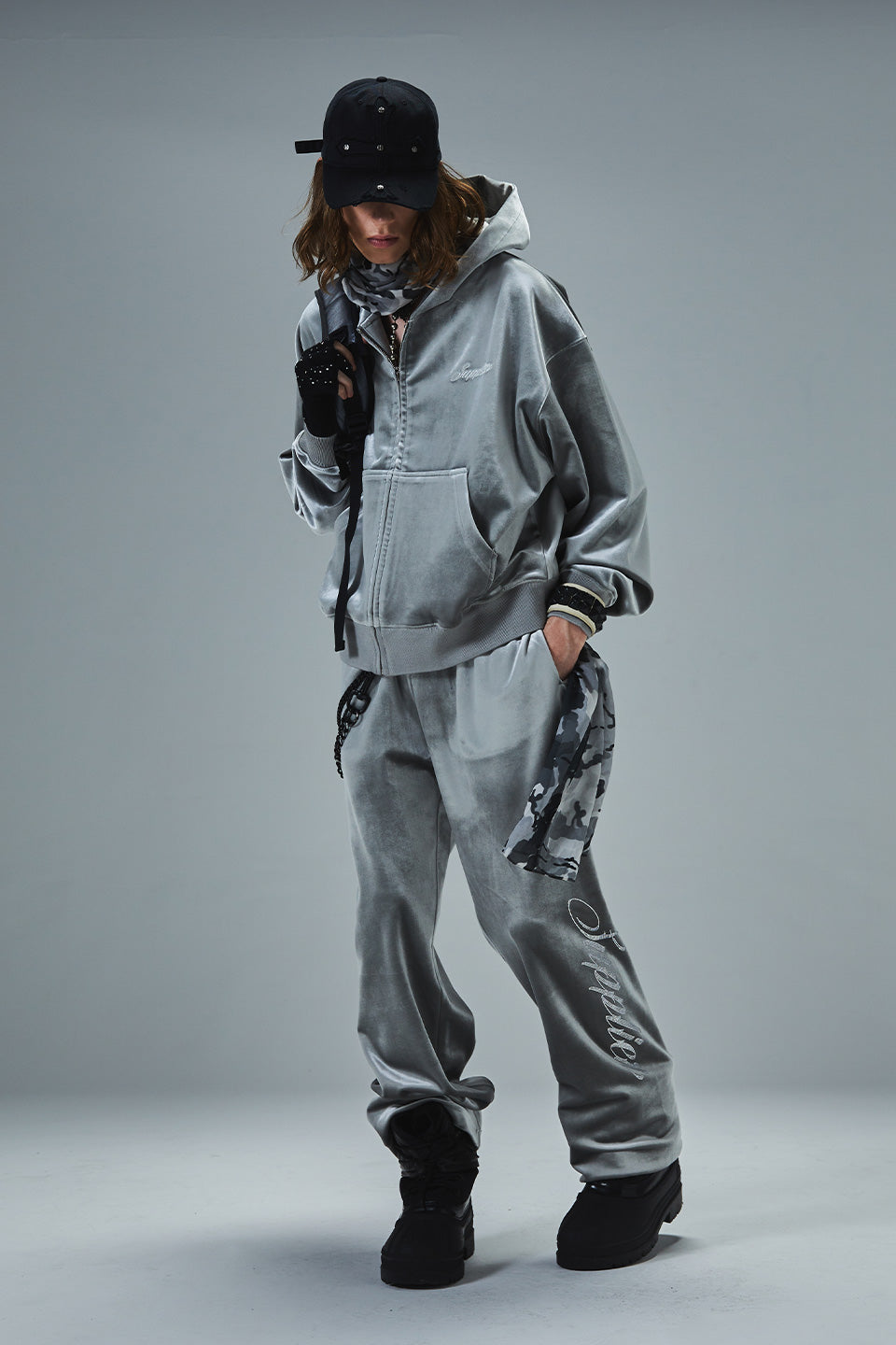 【一部予約商品】Cross Rhinestone Velour Zip Hoodie【10月中旬お届け】