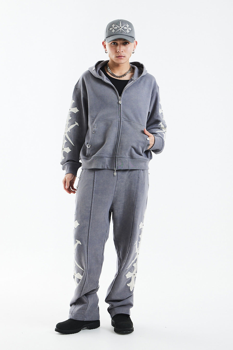 Dagger Cross Leather Patch Zip Hoodie｜Unknown London｜フーディー