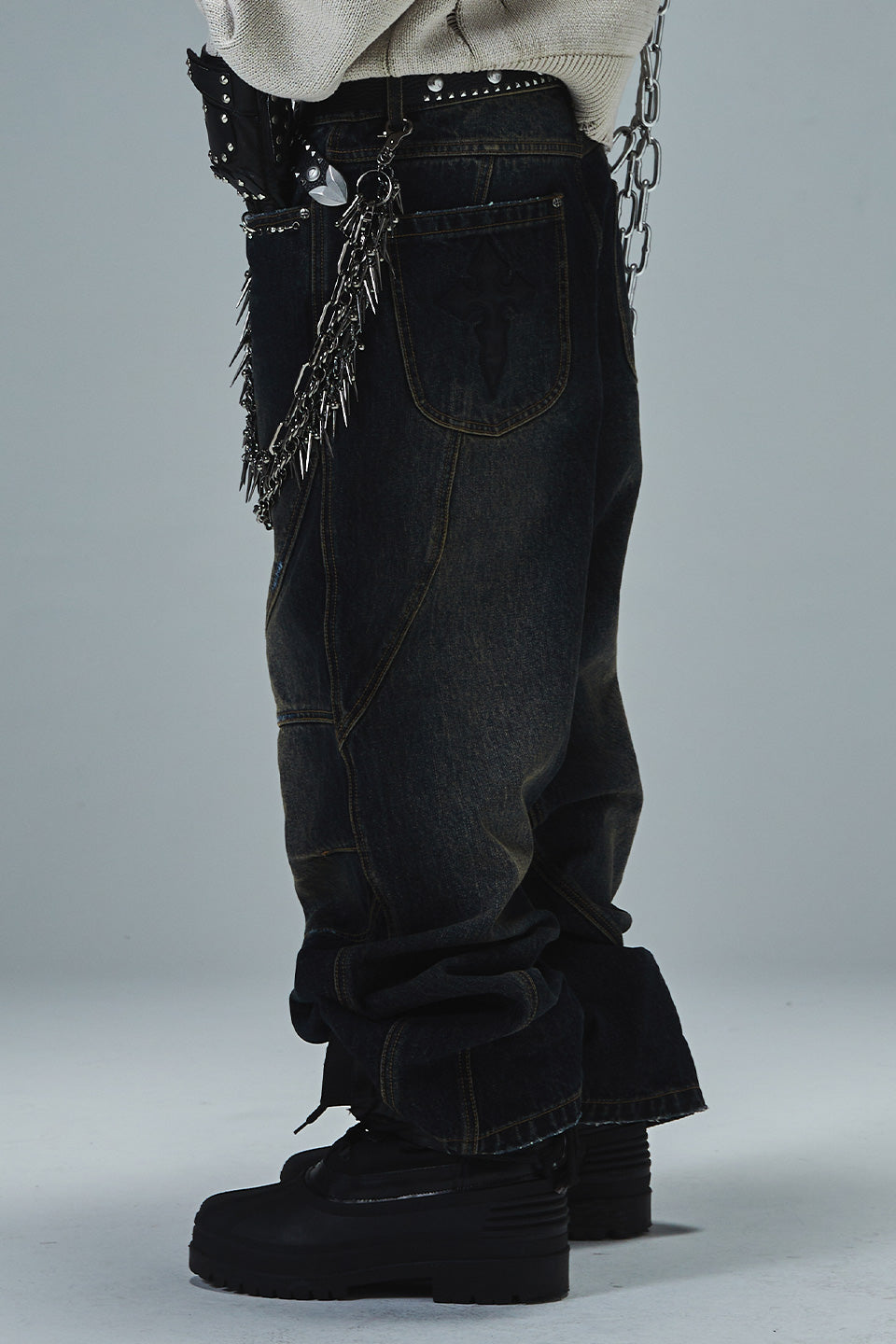 Switching Pierced Baggy Jeans