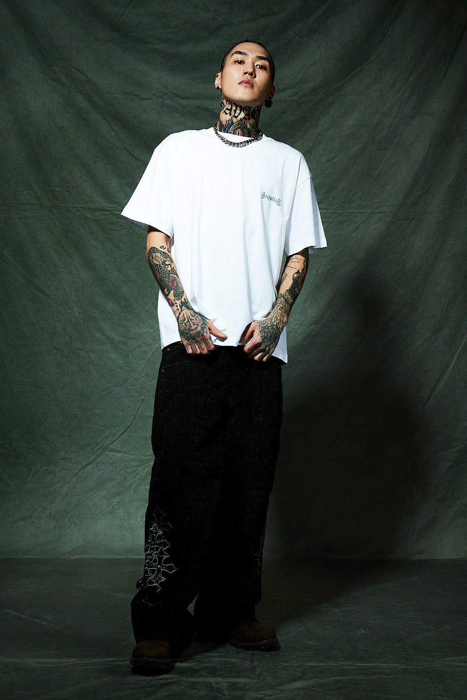 【一部予約販売】Spray Cross Rhinestone Tee