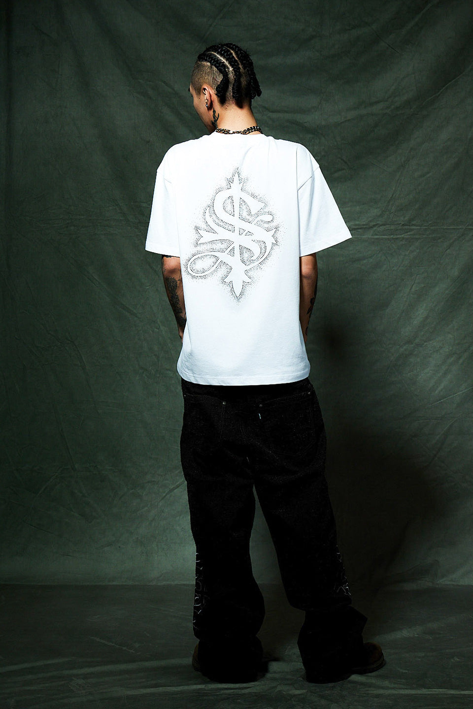 【一部予約販売】Spray Cross Rhinestone Tee