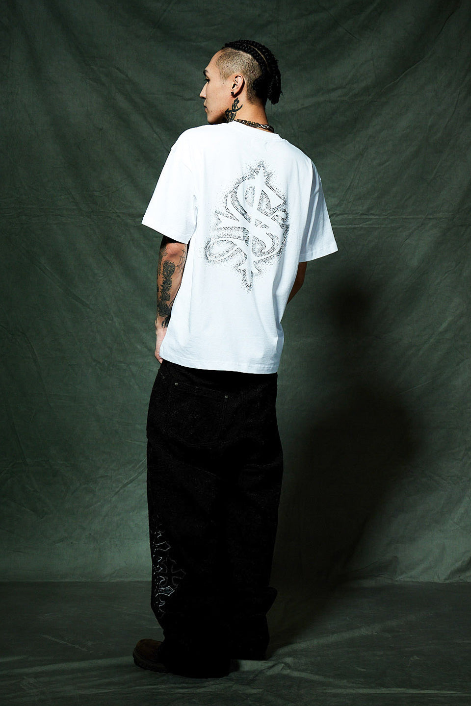 【一部予約販売】Spray Cross Rhinestone Tee