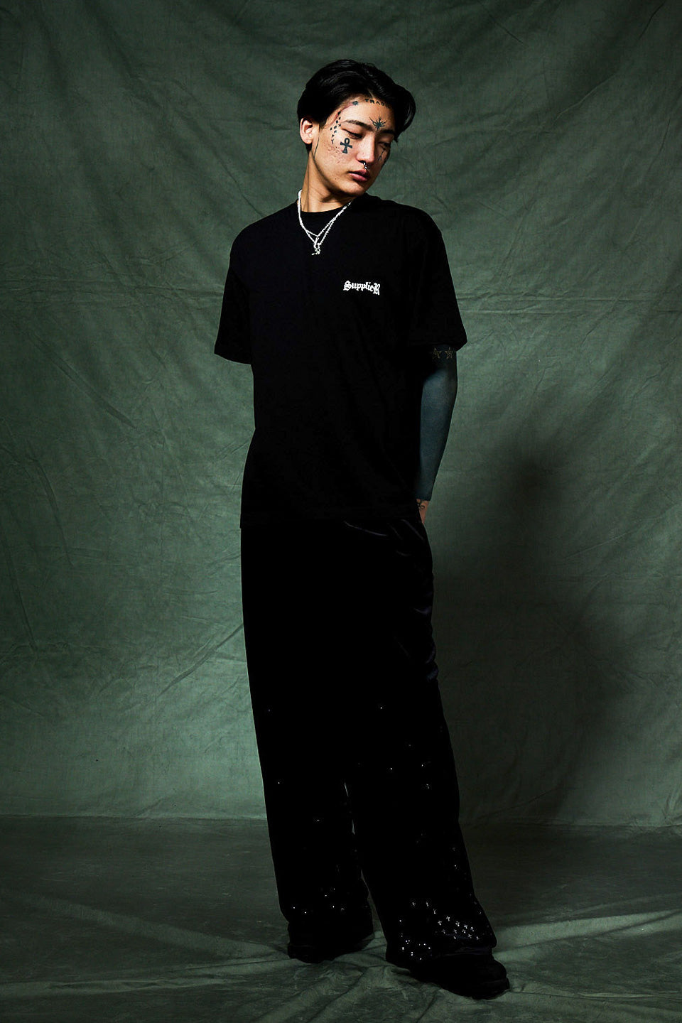 【一部予約販売】Spray Cross Rhinestone Tee
