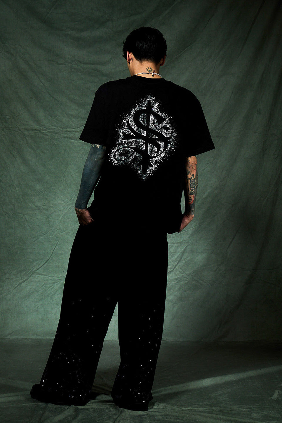 【一部予約販売】Spray Cross Rhinestone Tee