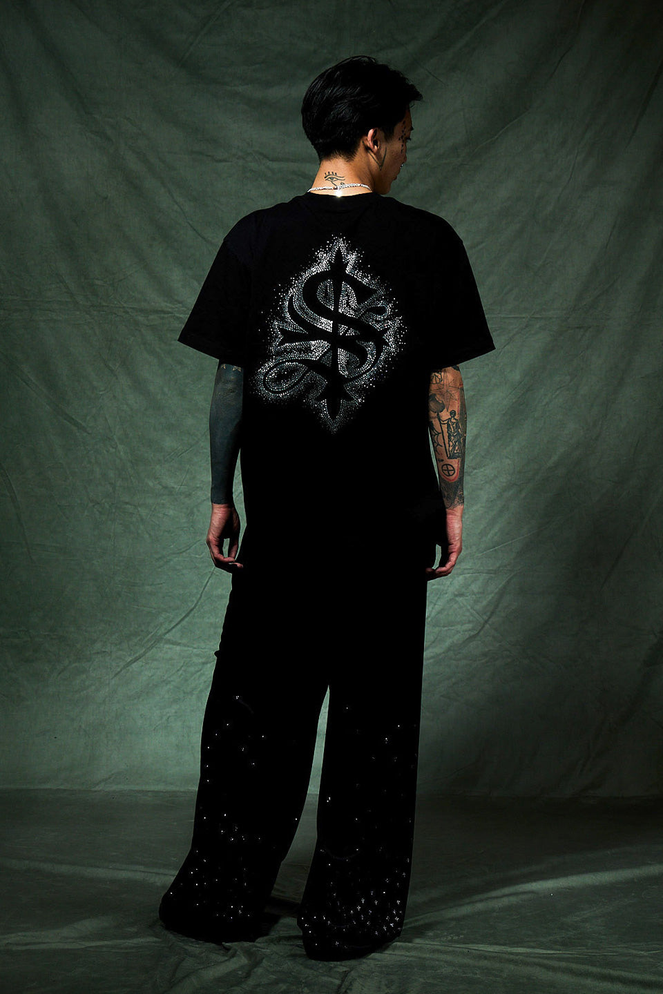【一部予約販売】Spray Cross Rhinestone Tee