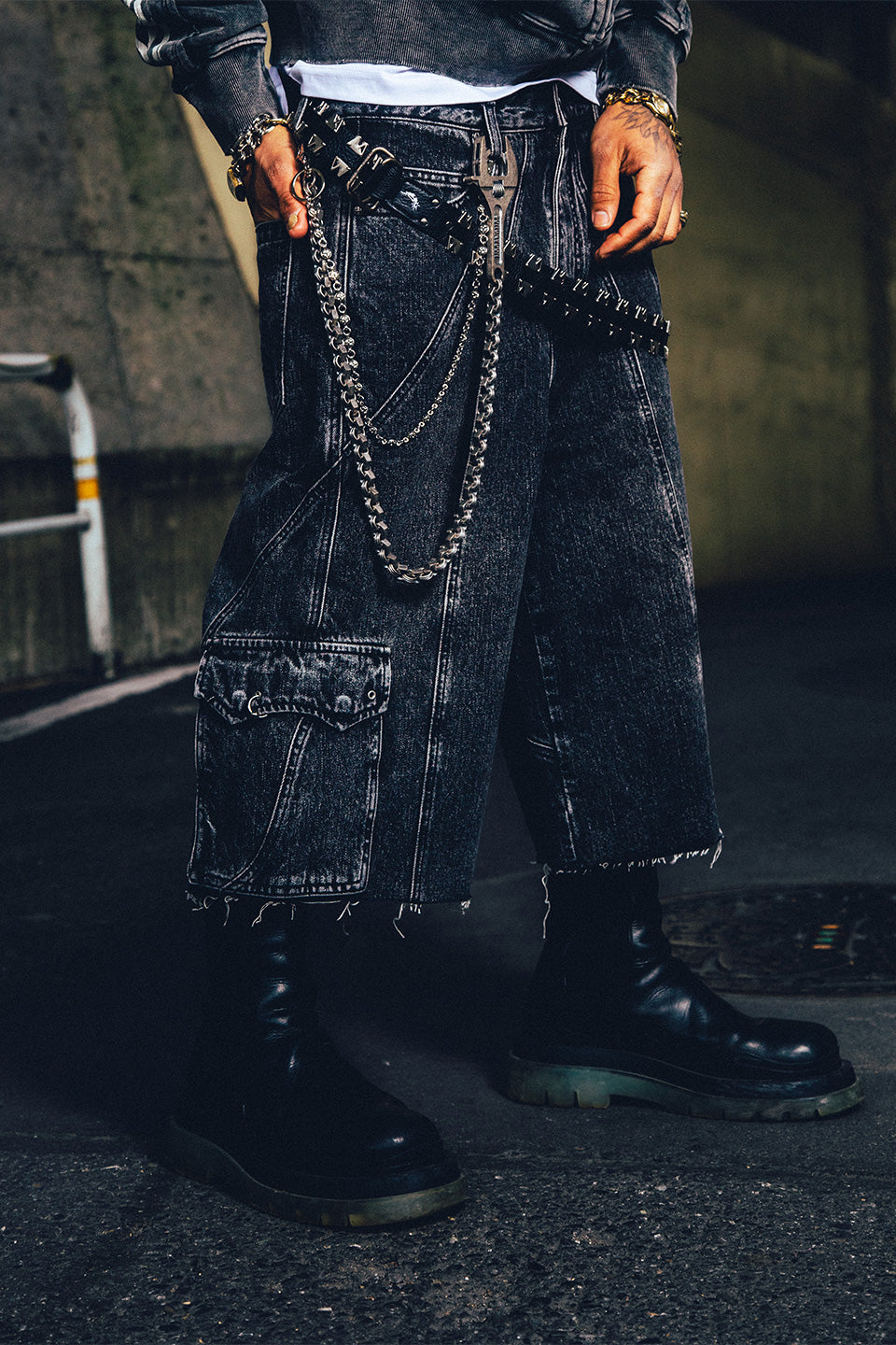 Switching Pierced Baggy Denim Shorts